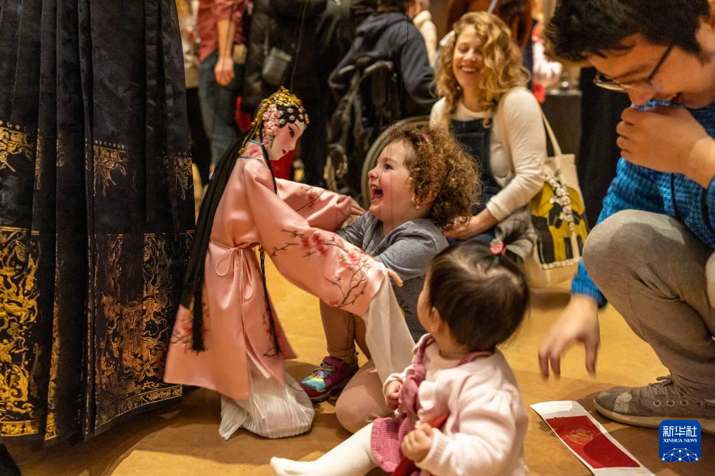 2月11日，孩子們在美國費(fèi)城藝術(shù)博物館舉行的龍年迎新春活動(dòng)上體驗(yàn)?zāi)九紤?。新華社發(fā)（周煥新攝）