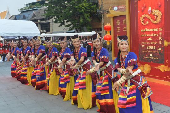 2月10日，演員在泰國(guó)曼谷唐人街舉行的“歡樂春節(jié)”活動(dòng)上跳舞。當(dāng)日，泰國(guó)“歡樂春節(jié)”文化活動(dòng)在曼谷唐人街舉辦。（新華社發(fā)，拉亨攝）