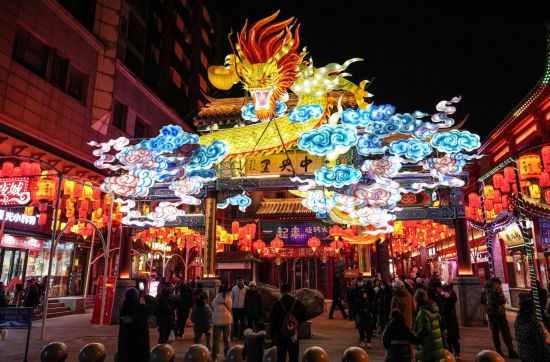 2月11日，游客在沈陽中街游覽。春節(jié)期間，各地?zé)艋痂?、火樹銀花，呈現(xiàn)出一幕幕流光溢彩的視覺盛宴。（新華社記者潘昱龍攝）
