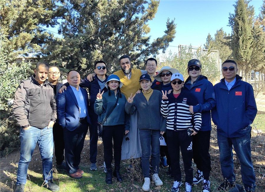 中國醫(yī)生們與穆罕默德一家人合影留念。中國第28批援阿爾及利亞醫(yī)療隊塞地夫分隊供圖
