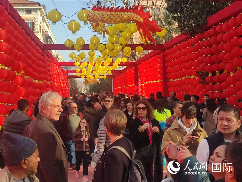 游園會入口處張燈結(jié)彩，人流如織。人民網(wǎng)記者鄭彬攝