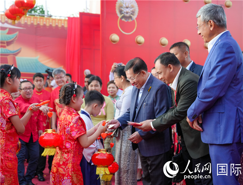 在活動(dòng)現(xiàn)場(chǎng)，敏昂萊主席夫婦根據(jù)當(dāng)?shù)貍鹘y(tǒng)向兒童送祝福1-人民網(wǎng)記者謝佳君攝