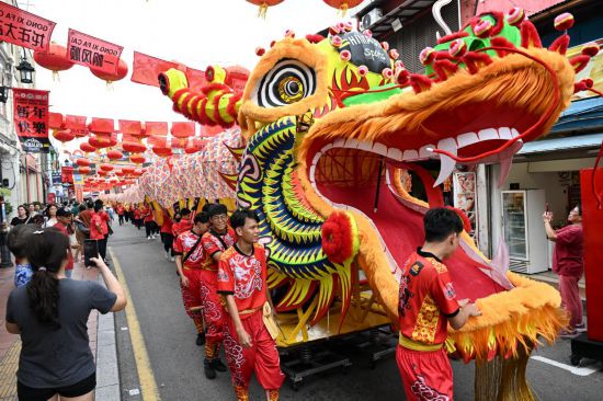 2月1日，由馬來西亞和中國(guó)的100多名青少年組成的舞龍隊(duì)在馬來西亞馬六甲市雞場(chǎng)街上共舞一條近200米的“長(zhǎng)龍”。這是活動(dòng)現(xiàn)場(chǎng)的“長(zhǎng)龍”。新華社記者程一恒攝