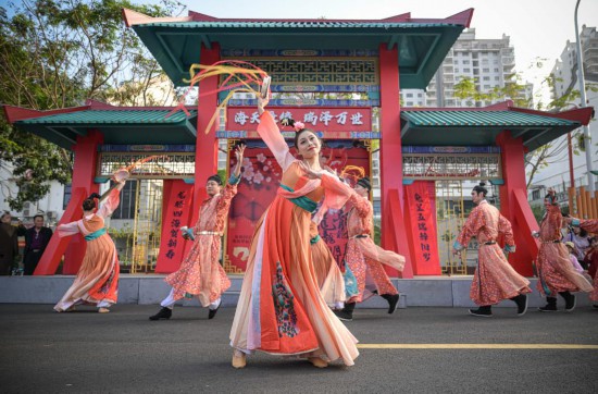 2月12日，在位于海南省海口市的第十六屆萬(wàn)春會(huì)分會(huì)場(chǎng)——海瑞文化公園春節(jié)系列活動(dòng)中拍攝的舞蹈演藝現(xiàn)場(chǎng)。新華社記者蒲曉旭攝
