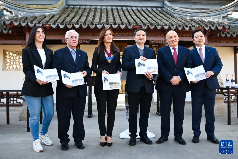 3月6日，嘉賓出席在馬耳他桑塔露琪亞市舉行的中國(guó)生肖郵票發(fā)行儀式。新華社發(fā)（喬納森·博格攝）