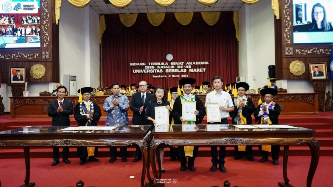 西華大學(xué)、三一一大學(xué)、印尼鋰源新材料有限公司、四川鋰源新能源有限公司四方共同簽署國際合作協(xié)議。印尼三一一大學(xué)孔子學(xué)院供圖