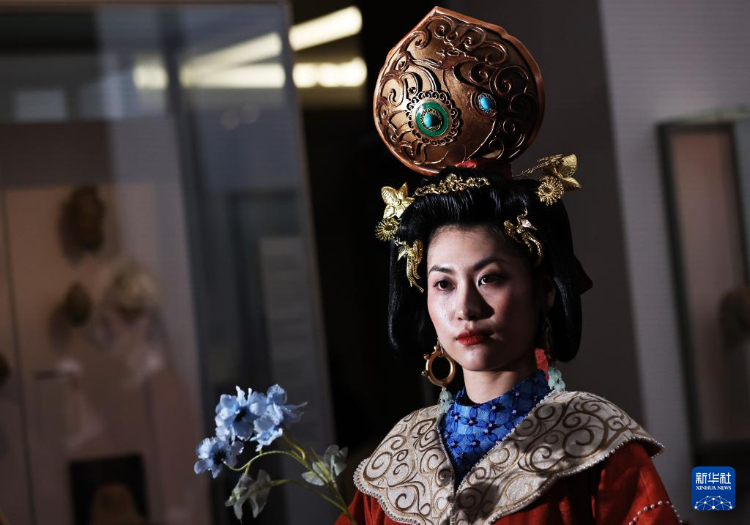 3月13日，在位于法國巴黎的吉美國立亞洲藝術(shù)博物館，模特展示敦煌復(fù)原服飾。新華社記者 高靜 攝