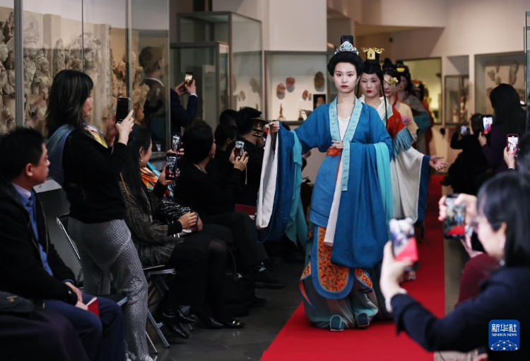 3月13日，在位于法國巴黎的吉美國立亞洲藝術(shù)博物館，模特展示敦煌復(fù)原服飾。新華社記者 高靜 攝