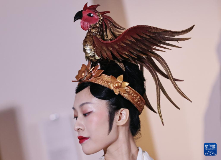 3月13日，在位于法國巴黎的吉美國立亞洲藝術(shù)博物館，模特展示敦煌復(fù)原服飾。新華社記者 高靜 攝