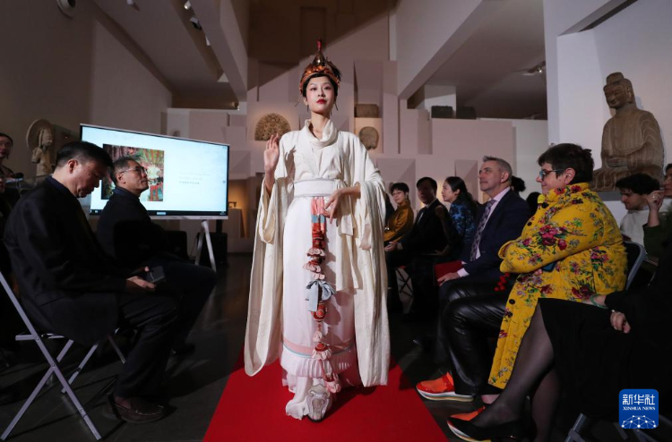 3月13日，在位于法國巴黎的吉美國立亞洲藝術(shù)博物館，模特展示敦煌復(fù)原服飾。新華社記者 高靜 攝