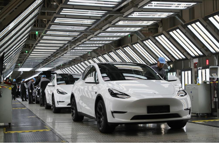 2023年12月22日，在特斯拉上海超級工廠內(nèi)，工人在對出廠前的車輛進行漆面及門窗檢測。新華社記者 方喆 攝