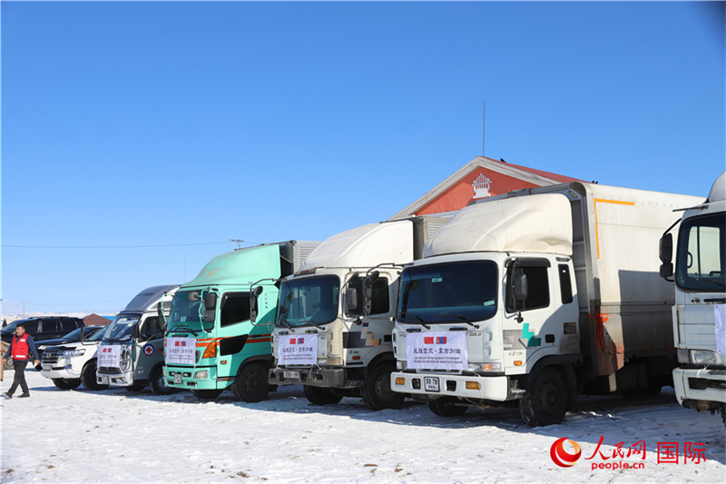 6.3月18日，滿(mǎn)載賑災(zāi)物資卡車(chē)在中央省額爾登縣整裝待發(fā)。人民網(wǎng)記者 霍文攝