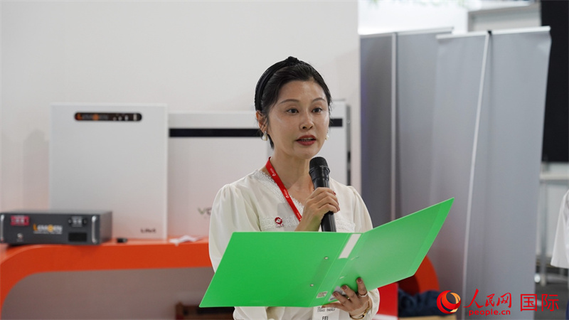 中建材海外經(jīng)濟合作有限公司總經(jīng)理姜婓致辭。人民網(wǎng) 劉暢攝