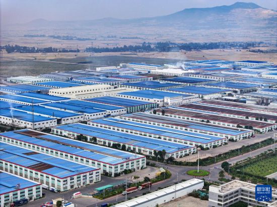 這是2023年11月3日在埃塞俄比亞杜凱姆市拍攝的東方工業(yè)園（無人機(jī)照片）。 新華社發(fā)（東方工業(yè)園供圖）