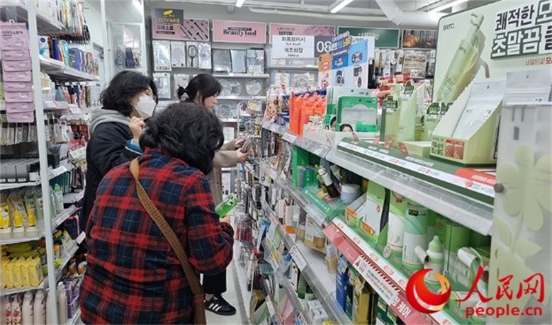 韓國民眾在認真挑選低價化妝品。人民網(wǎng) 李帆攝