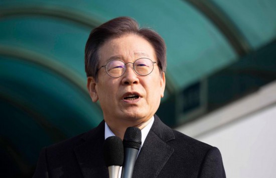 1月10日，韓國最大在野黨黨首李在明從首爾大學(xué)醫(yī)院出院時(shí)發(fā)表講話。新華社發(fā)（全休相攝）