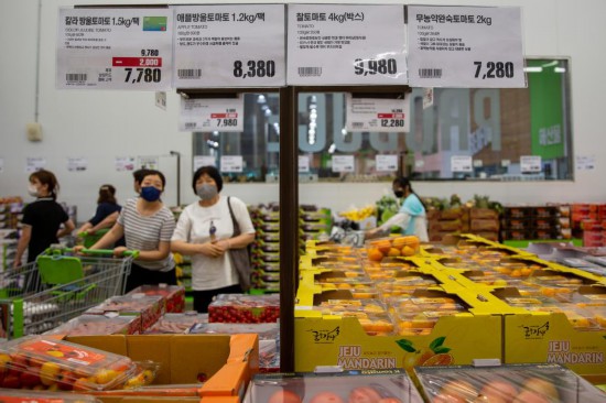 2022年7月9日，人們在韓國高陽市一家超市水果區(qū)購物。新華社記者王益亮攝