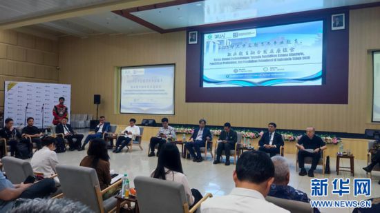 8月12日，印度尼西亞阿拉扎大學(xué)孔子學(xué)院舉辦“2025印尼中文教育與專業(yè)教育、職業(yè)教育融合發(fā)展座談會(huì)”。記者李富玉 攝