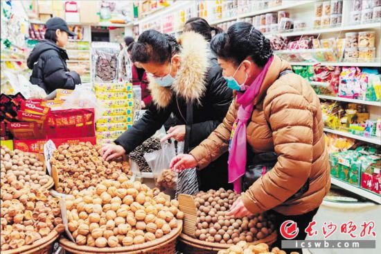　　在長沙南門口菜市場附近的一家炒貨店內(nèi)，市民正在選購年貨?！　￠L沙晚報全媒體記者 范宏歡 攝