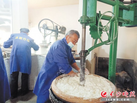 　　作坊里工人正在進(jìn)行粉絲生產(chǎn)。受訪者供圖
