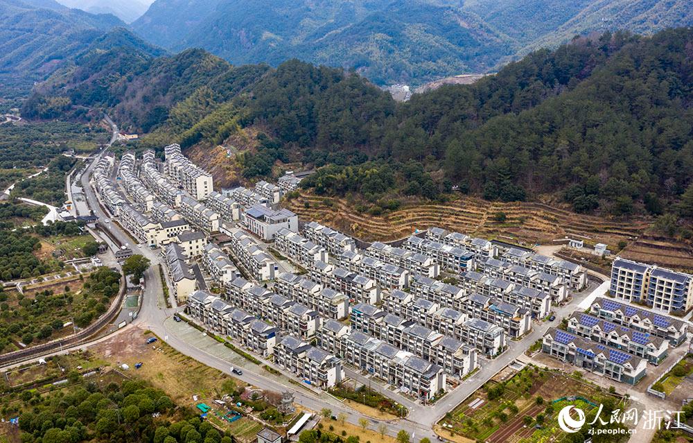 近日，航拍寧波市海曙區(qū)龍觀鄉(xiāng)李岙村屋頂光伏項目。人民網(wǎng) 章勇濤攝