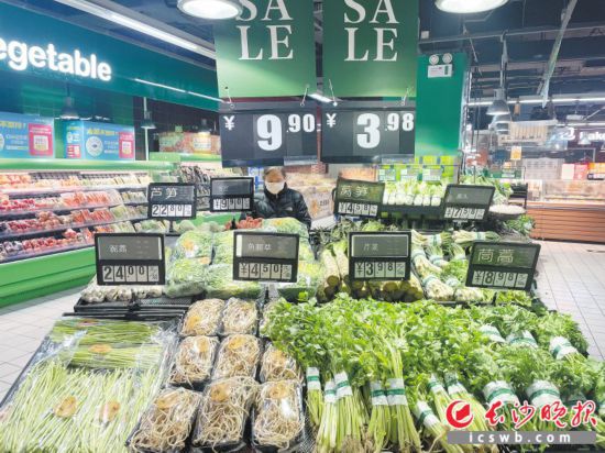 　　家樂福芙蓉廣場店，市民在選購春菜。