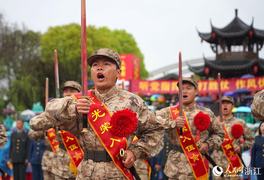 3月22日，新兵們高喊誓言、莊嚴(yán)亮劍。人民網(wǎng) 章勇濤攝
