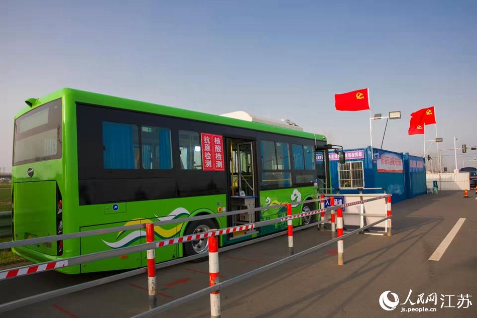 淮安市客總汽車運輸有限公司調(diào)集兩部車況最佳“核酸采樣流動車”，組建黨員“先鋒崗”。紀(jì)星名攝