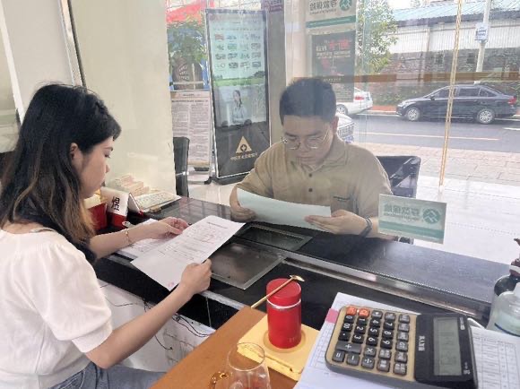 選派對象正在給客戶介紹銀行產(chǎn)品。農(nóng)發(fā)銀行攸縣支行供圖
