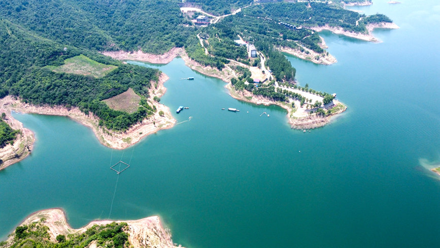 河南洛陽市孟津區(qū)境內(nèi)的黃河小浪底風(fēng)景區(qū)黃鹿山景點(diǎn)風(fēng)光。黃政偉攝