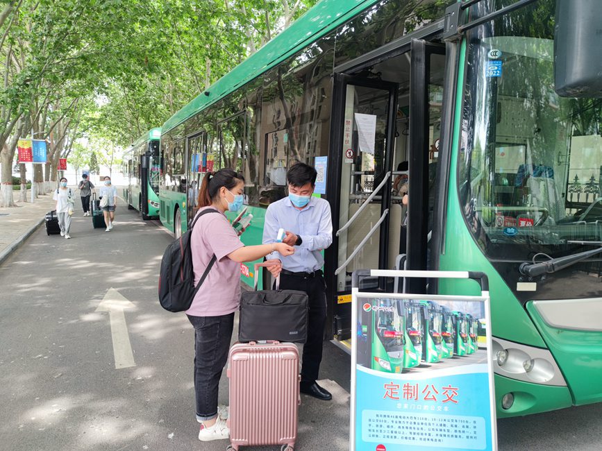 公交車從校園宿舍樓下出發(fā)，直達(dá)鄭州火車站和鄭州東站。崔晨攝