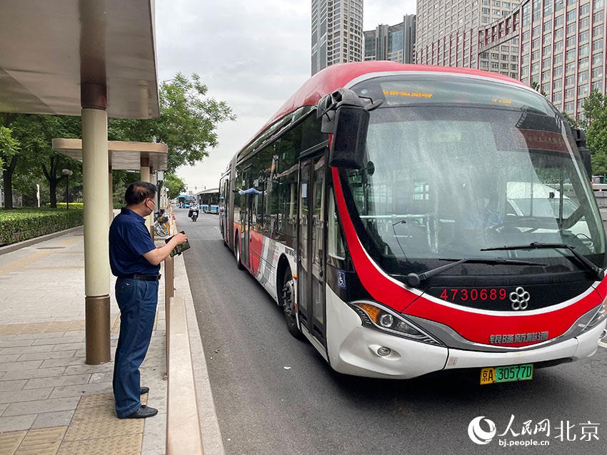 北京1路公交車駛進(jìn)八王墳西站，此前各路公交經(jīng)過該站時(shí)均甩站通過，今起該站回復(fù)正常上下客。人民網(wǎng) 尹星云攝