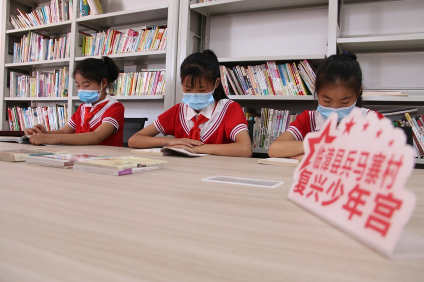 河北省臨漳縣柏鶴集鄉(xiāng)兵馬寨村復(fù)興少年宮，孩子們在閱覽室讀書。 申志好攝