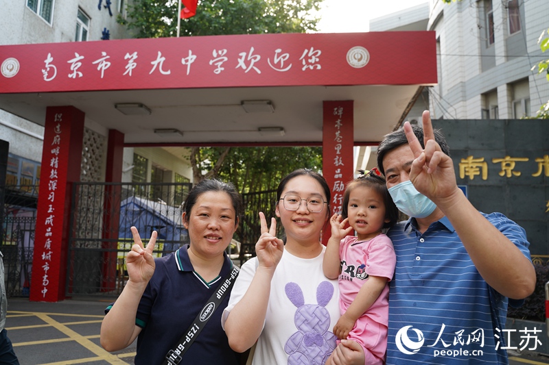 一家人在考點(diǎn)前合影留念。周夢(mèng)嬌攝