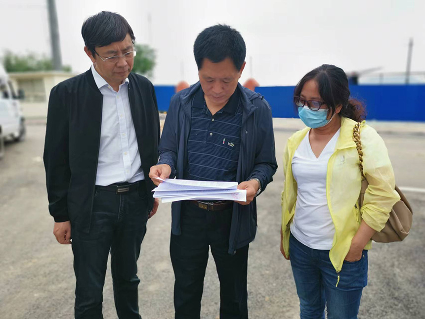 國情調(diào)查核查組專家對司家營鐵礦生產(chǎn)臺賬等進行檢查。袁海波攝