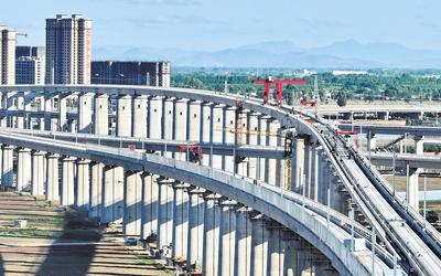6月7日，工人在唐山市高新技術(shù)開發(fā)區(qū)境內(nèi)的京唐城際鐵路建設(shè)工地施工（無(wú)人機(jī)照片）。 新華社記者 楊世堯攝