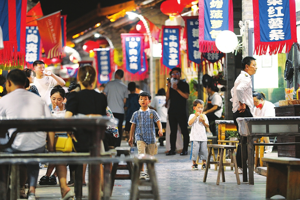  6月17日晚，游客在運(yùn)城市鹽湖區(qū)嵐山根運(yùn)城印象景區(qū)內(nèi)游玩。連日來(lái)，運(yùn)城市通過(guò)發(fā)放消費(fèi)券，培育夜購(gòu)、夜味、夜宿、夜玩、夜賞的消費(fèi)形態(tài)，迅速推動(dòng)消費(fèi)企穩(wěn)回暖，為經(jīng)濟(jì)發(fā)展注入強(qiáng)勁動(dòng)力。 金玉敏攝