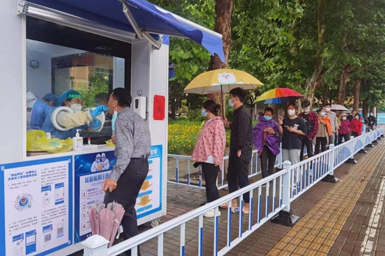 核酸采樣志愿者們上崗。孫金梅攝