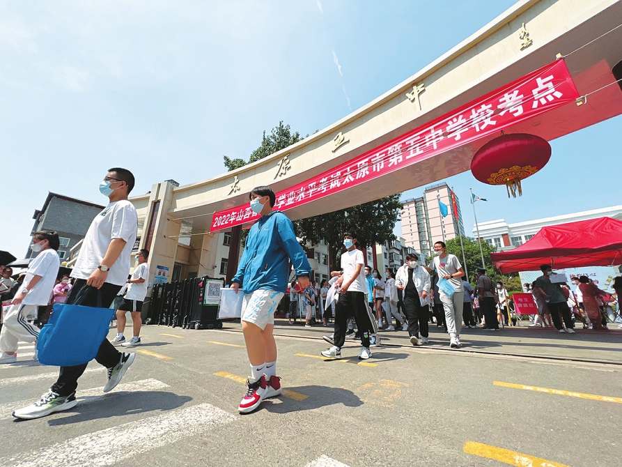 六月二十日，中考太原五中考點，完成首門考試的考生滿懷信心走出考場。記者李兆民攝