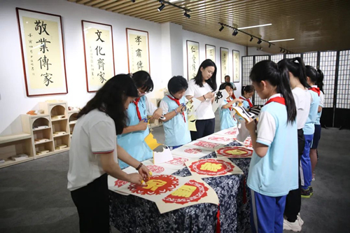 1、長(zhǎng)沙市雨花區(qū)校園清廉家風(fēng)館開(kāi)館。受訪單位供圖