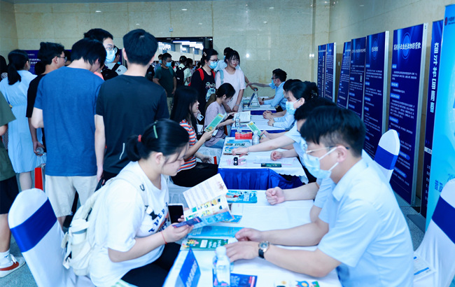 大學(xué)生現(xiàn)場咨詢創(chuàng)業(yè)政策。長沙市人社局供圖