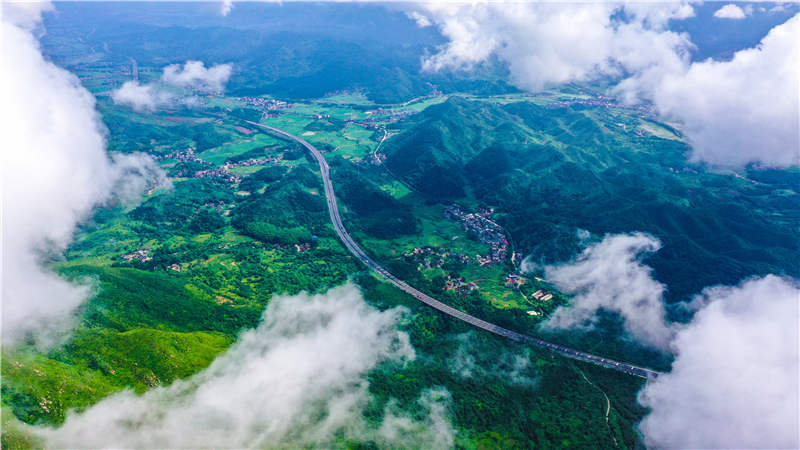 湖南省常寧市廟前鎮(zhèn)泉井村，云霧繚繞，青山蒼翠，公路蜿蜒，秀美如畫。周秀魚春攝