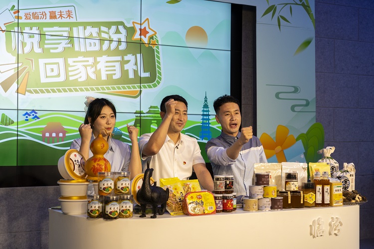6月3日下午，在臨汾原產(chǎn)地商品體驗(yàn)店，曲沃縣副縣長(zhǎng)樊奇選對(duì)當(dāng)?shù)氐霓r(nóng)特產(chǎn)品、旅游景點(diǎn)進(jìn)行了推介代言。鄭遠(yuǎn)飛攝