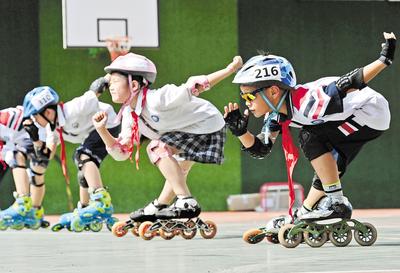 6月23日，邯鄲市邯山區(qū)實驗小學(xué)的學(xué)生在練習(xí)輪滑。 當(dāng)日是國際奧林匹克日，該小學(xué)開展了“我運動、我健康、我快樂”為主題的體育活動，通過足球、籃球、武術(shù)、輪滑、擊劍等運動，讓學(xué)生們享受運動健身的快樂，感受運動的魅力。 河北日報通訊員 郝群英攝