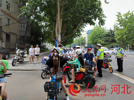 石家莊交警在查處非機(jī)動車違章。人民網(wǎng)祝龍超攝