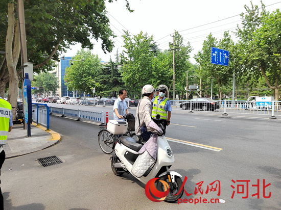 石家莊交警在查處非機(jī)動車違章。人民網(wǎng)祝龍超攝
