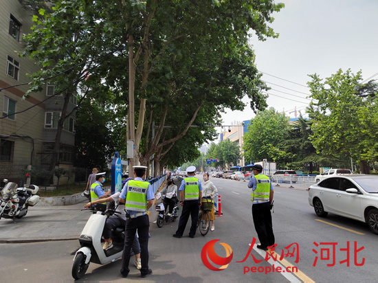 石家莊交警在查處非機(jī)動車違章。人民網(wǎng)祝龍超攝
