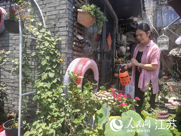 原在上海工作的袁荔退休后重回揚州古城生活。 人民網(wǎng) 張玉峰攝