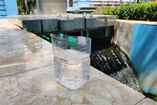在邯鄲市雞澤縣藍(lán)天污水處理廠，污水經(jīng)過(guò)處理后清澈透明。鄭佳欣攝