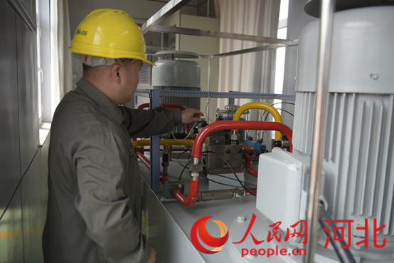 黃壁莊水庫事務中心工作人員在檢查溢洪道表口工作閘門啟臂機。人民網祝龍超攝